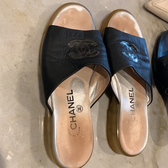 Vintage Chanel black slides w gummy bottom leather in great condition - Picture 2 of 7
